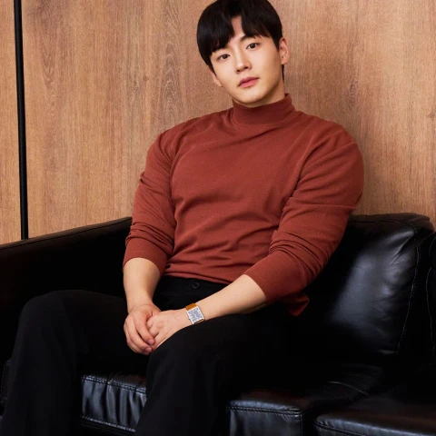 탄탄 어깨넓어보이는 머슬핏 남자 반폴라 반목 티셔츠