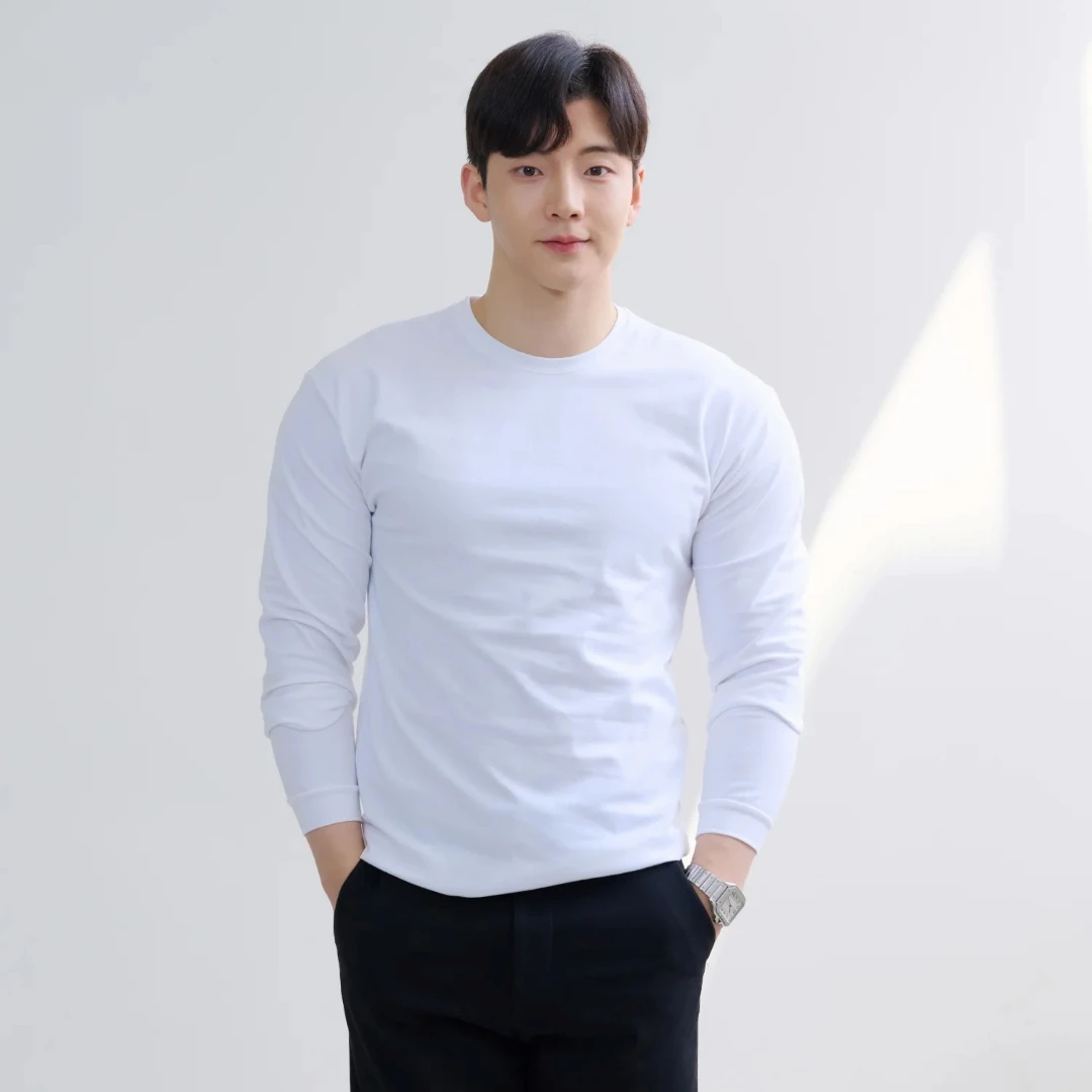 어깨넓어보이는 남자 머슬핏 긴팔 라운드 티셔츠